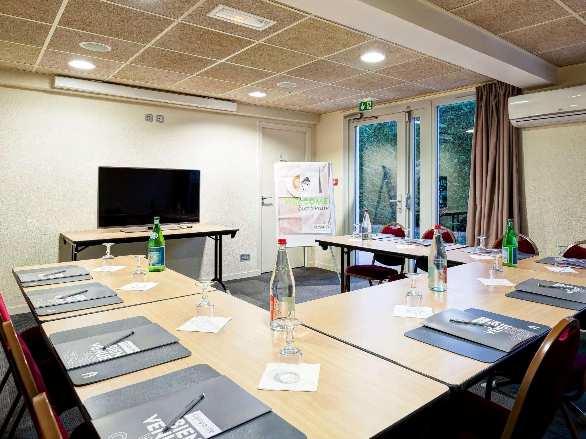 Campanile Geneve - Ferney-Voltaire Hotel Bagian luar foto