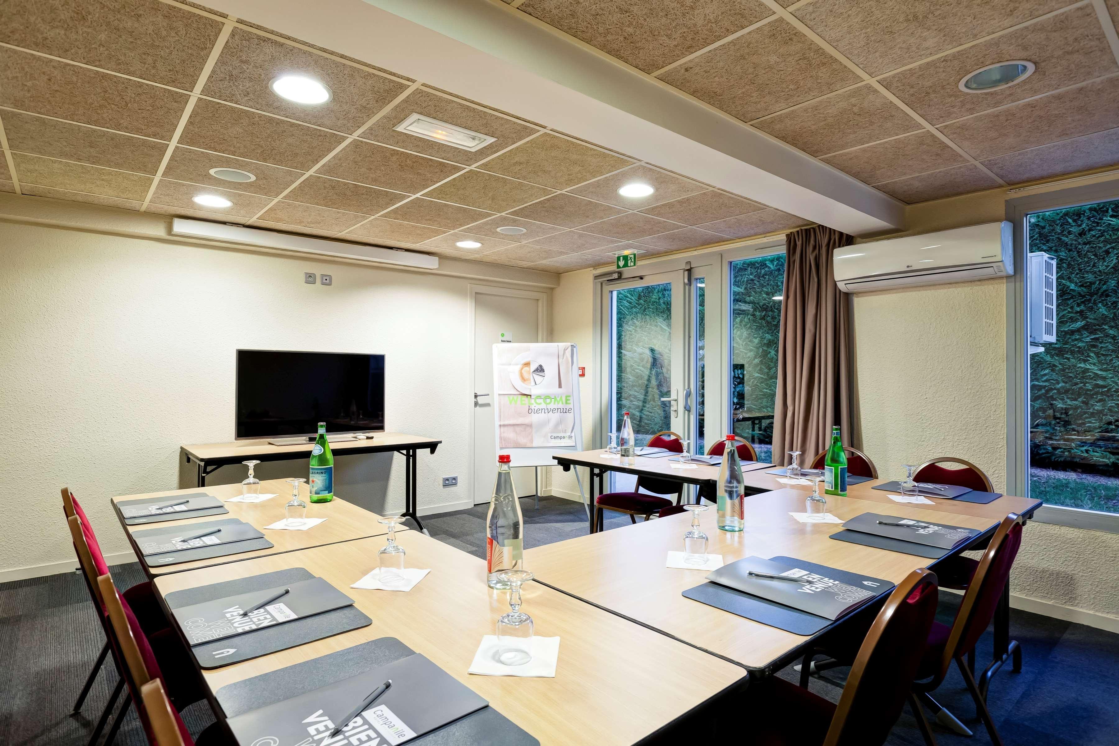 Campanile Geneve - Ferney-Voltaire Hotel Bagian luar foto